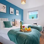 Stylish Apartment - Walking Distance To The City Centre - Free Parking, Fast Wi-Fi And Smarttv With Netflix By Yoko Property