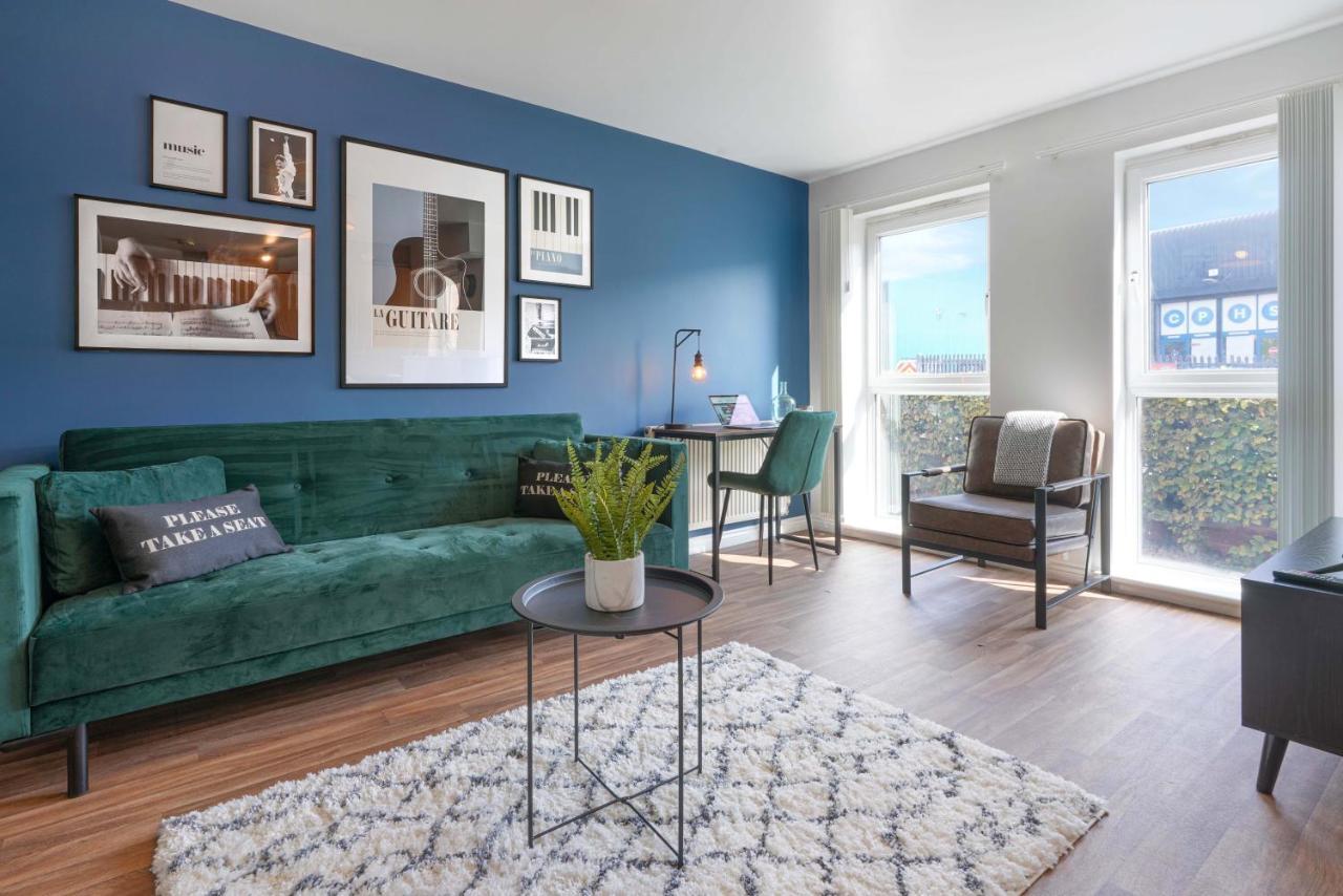 Yoko's Centre Apartment: Stylish With Parking & Netflix Apartment