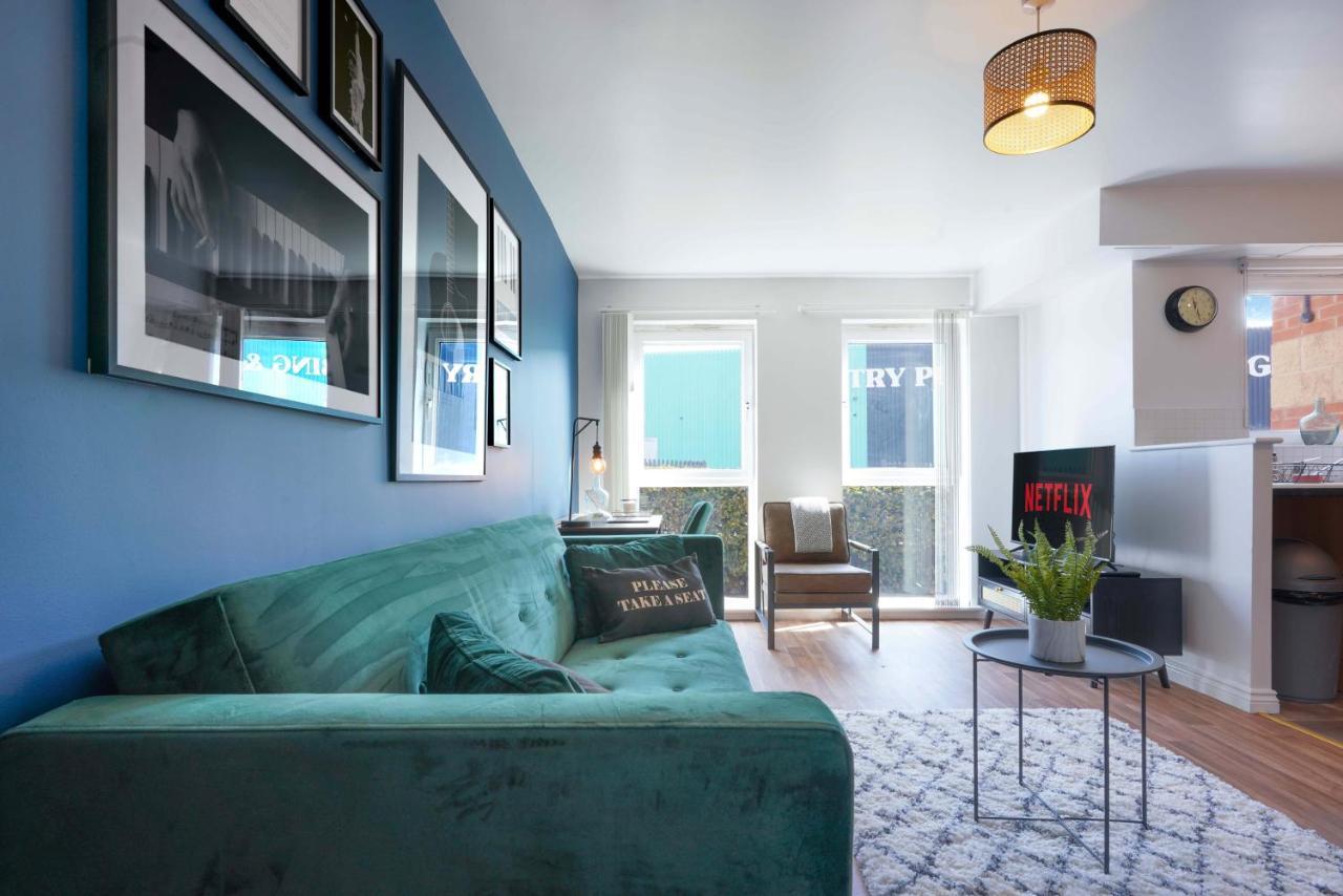 Yoko's Centre Apartment: Stylish With Parking & Netflix * Coventry